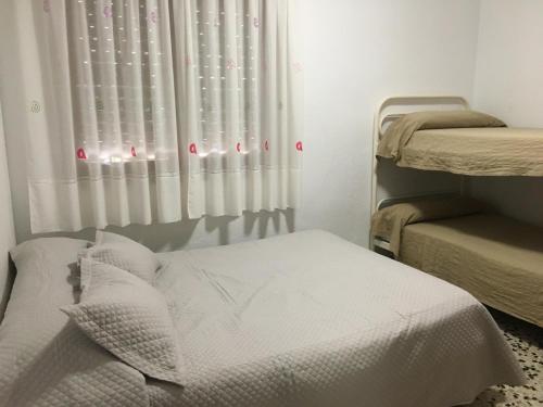 Posteľ alebo postele v izbe v ubytovaní Villa de Vacaciones en Costa Dorada, L'Ametlla de Mar, Piscina Privada y Cerca de la Playa - ES-221-11