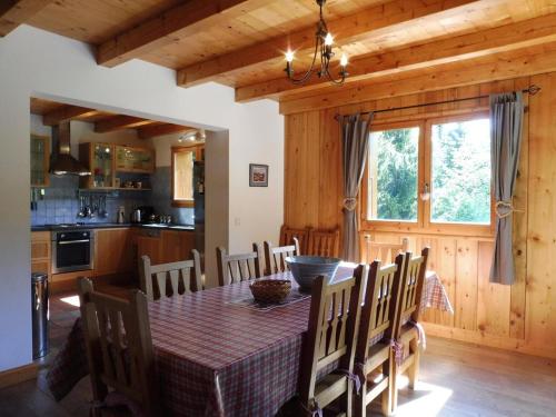 une cuisine et une salle à manger avec une table et des chaises dans l'établissement Chalet en bois 200m² à Crest-Voland - 4 chambres, mezzanine, 10-12 pers, proche pistes et centre - FR-1-595-78, à Crest-Voland