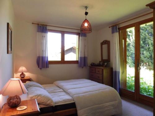 une chambre avec un lit, une table et des fenêtres dans l'établissement Chalet spacieux à Crest-Voland, 12 pers., parking, wifi - FR-1-595-78, à Crest-Voland