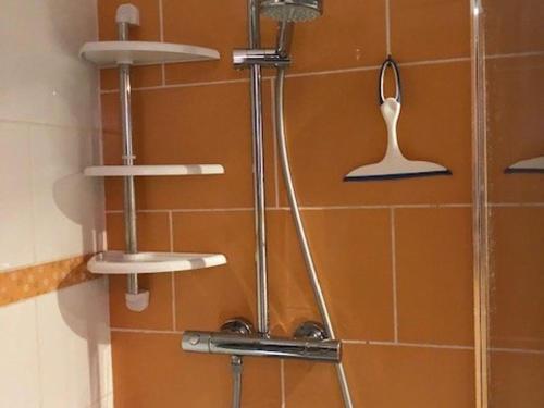 La salle de bains est pourvue d'une douche et d'étagères murales. dans l'établissement Appartement climatisé, calme avec terrasse et parking, à 500m de la plage, 4 pers. - FR-1-607-162, au Cap d'Agde