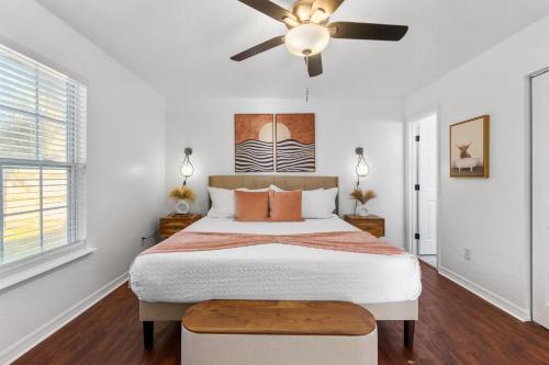 ein Schlafzimmer mit einem großen Bett und einem Deckenventilator in der Unterkunft Boho Bungalow - Chic Pet Friendly Mins to Town in St. Augustine