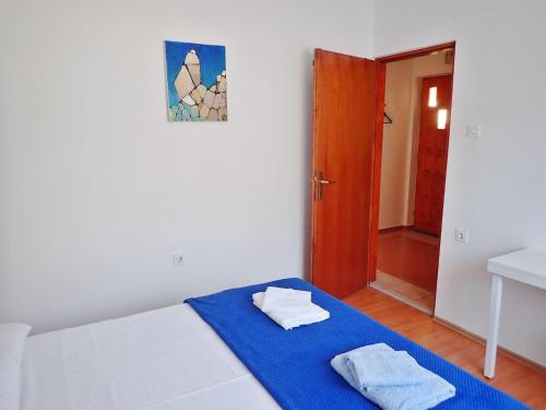 una camera da letto con un letto con una coperta blu di Apartment in Starigrad near Paklenica a Starigrad-Paklenica (Ortopula)