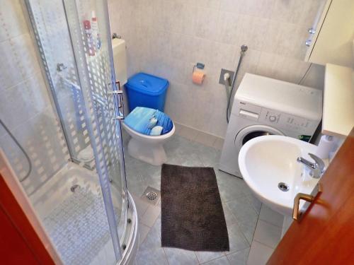 un bagno con doccia, lavandino e WC di Apartment in Starigrad near Paklenica a Starigrad-Paklenica (Ortopula)