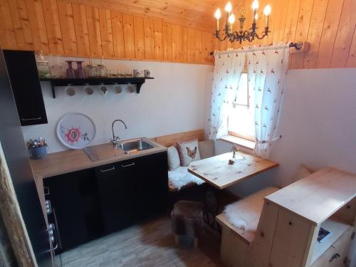 una piccola cucina con lavandino e tavolo di Roßweid hut with a fantastic view a Stans
