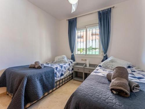 - une chambre avec 2 lits et une fenêtre dans l'établissement Eden Golf Sur - Southfacing Apartment, à Mijas