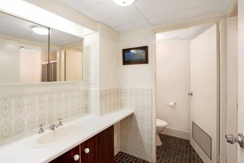 une salle de bain avec un lavabo et des toilettes dans l'établissement Kamillaroi Walk to restaurants cafes and beach, à Nelson Bay