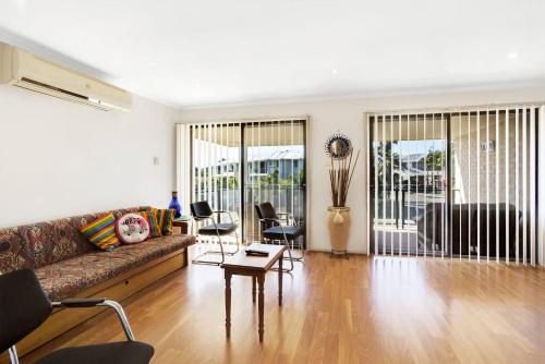 Χώρος καθιστικού στο Townhouse in the heart of Port Stephens