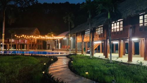 a resort with a swimming pool at night at Khu nghỉ dưỡng Làng An Bình in Yên Bình