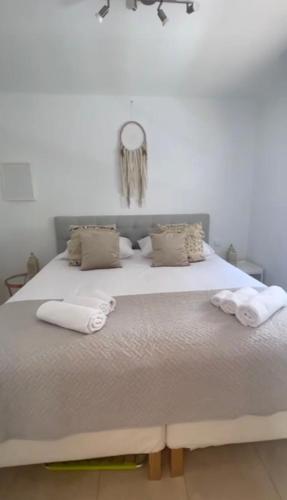 Posteľ alebo postele v izbe v ubytovaní 2 Bedrooms Luxe Playa D’Bossa w/parking