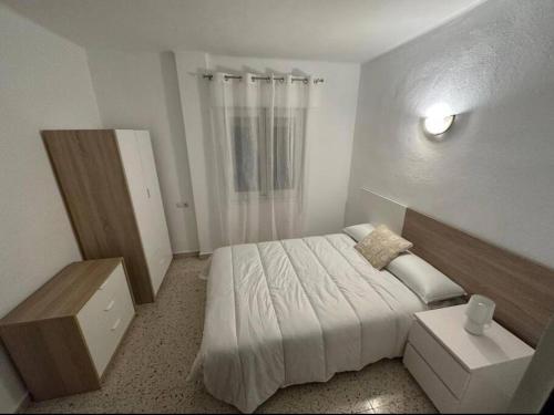 Postel nebo postele na pokoji v ubytování 2 Bedrooms Luxe Playa D’Bossa w/parking