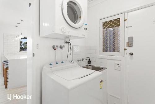 uma casa de banho branca com um lavatório e um espelho em Osprey Waterfront Reserve Nelson Bay em Nelson Bay