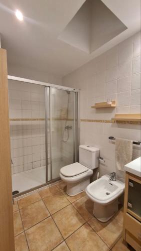 Kúpeľňa v ubytovaní 2 Bedrooms Luxe Playa D’Bossa w/parking