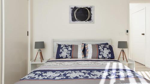 Ένα ή περισσότερα κρεβάτια σε δωμάτιο στο Bombora Walking Distance to Fingal Beach- Farm Rd, Fingal Bay