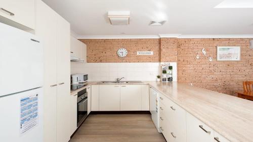 Η κουζίνα ή μικρή κουζίνα στο Bombora Walking Distance to Fingal Beach- Farm Rd, Fingal Bay