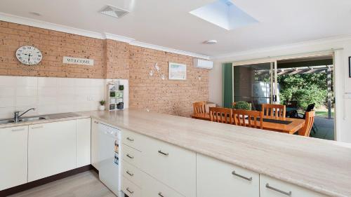 Η κουζίνα ή μικρή κουζίνα στο Bombora Walking Distance to Fingal Beach- Farm Rd, Fingal Bay