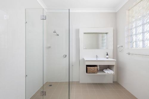 Et badeværelse på Martys Little Beach No 14