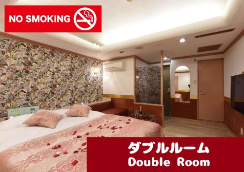 Una cama o camas en una habitación de Restay Frontier (Adult Only)