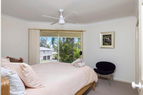 Postel nebo postele na pokoji v ubytování pet friendly - Views- Meters to the Beach & Anchorage Port Stephens