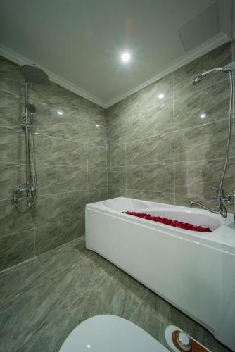 Un baño de Cat Ba Wonder Hotel