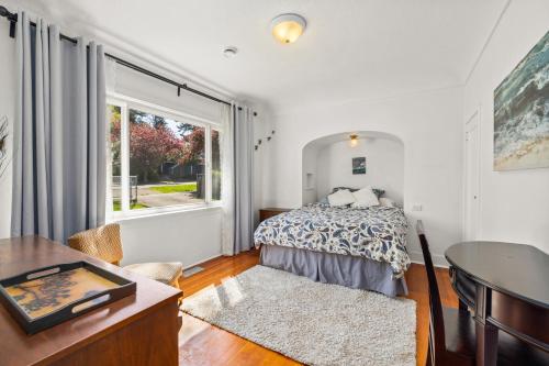 um quarto com uma cama, uma secretária e uma janela em Coastal Chic Retreat by Iris Properties! em Victoria