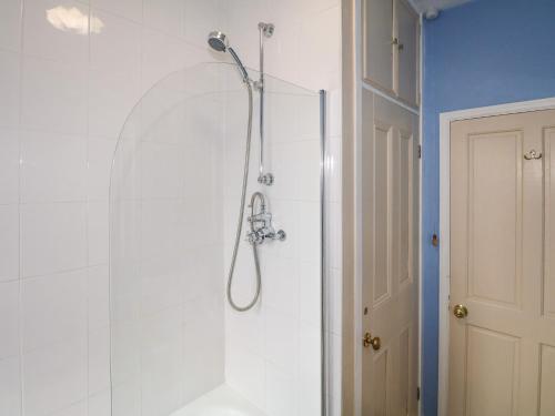 een douche met een douchekop in de badkamer bij Lamb Cottage in Windermere