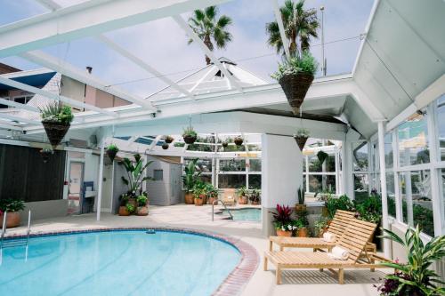 una piscina cubierta en una casa con salón acristalado en Laguna Surf Lodge by SCP Hotels en Laguna Beach