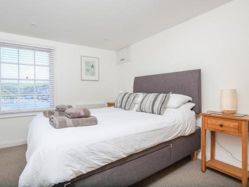 una camera con un grande letto e un tavolo in legno di Kings View a Dartmouth