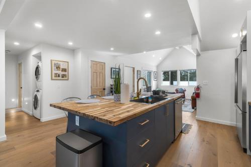 Upscale Cabin for Large Groups Perfect Getaway – Photos 3