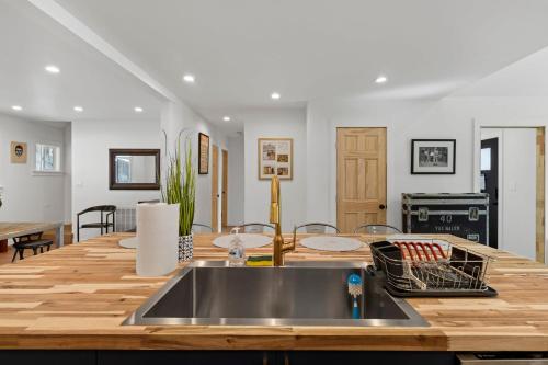 Upscale Cabin for Large Groups Perfect Getaway – Photos 2
