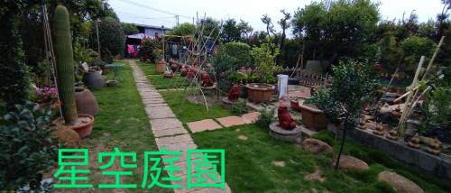einen Garten mit Bäumen und Topfpflanzen in einem Hof in der Unterkunft Elegant Stay in Liujiao