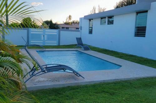una piscina en el patio de una casa en Ocean Motion Rental Casa en la playa con piscina cerca Yunque y VSjuan en Loiza