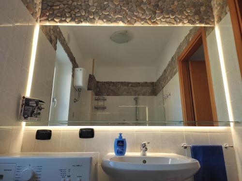 bagno con lavandino e grande specchio di ITALY-HOUSE Piviere 5 Termoli Molise a Termoli