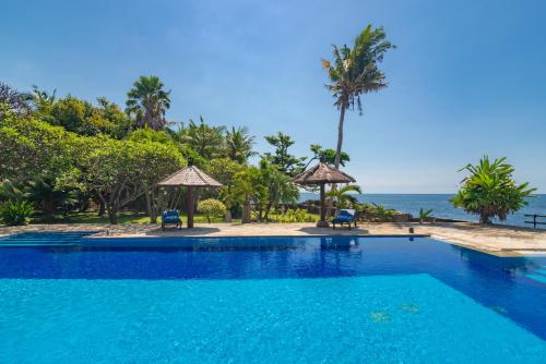 Piscina en o cerca de Villa Bukti Paradise- Captivating Beachfront Villa