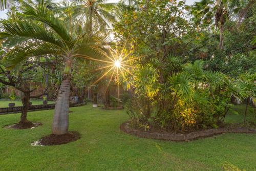 Jardín al aire libre en Villa Bukti Paradise- Captivating Beachfront Villa