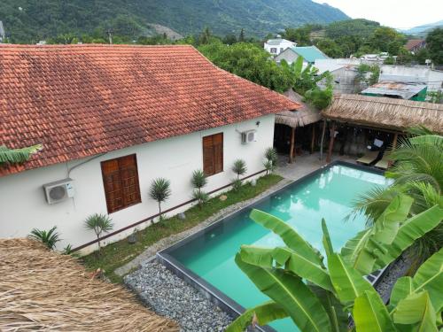 z góry widok na dom z basenem w obiekcie Banyan Villa Nha Trang w mieście Nha Trang