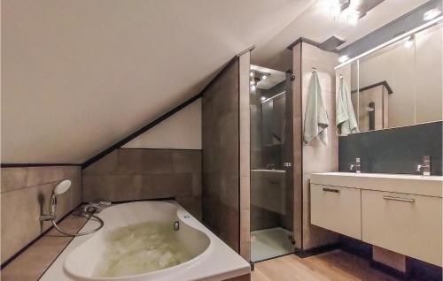 Koupelna v ubytování Cozy Home In Den Ham With Kitchen