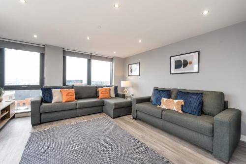 ein Wohnzimmer mit 2 Sofas und einem Teppich in der Unterkunft Host & Stay - The Baltic Penthouse 1 in Liverpool