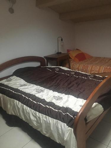 une chambre avec deux lits et une table avec une lampe dans l'établissement Maison La Rochelle lagord, à Lagord