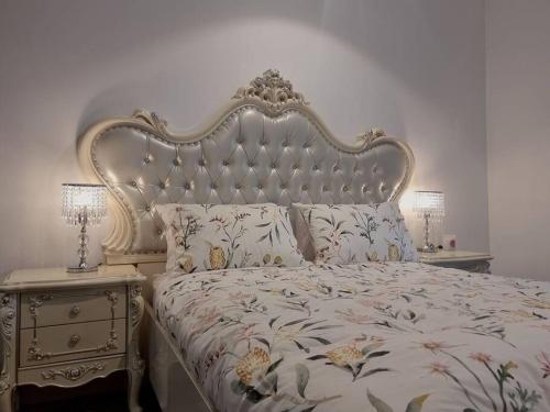 um quarto com uma cama grande e duas mesas de cabeceira em Sapphire Royale Suite in Macquarie Park em Sydney