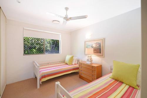 Un dormitorio con dos camas y una ventana. en Kari in Peregian Beach, en Peregian Beach