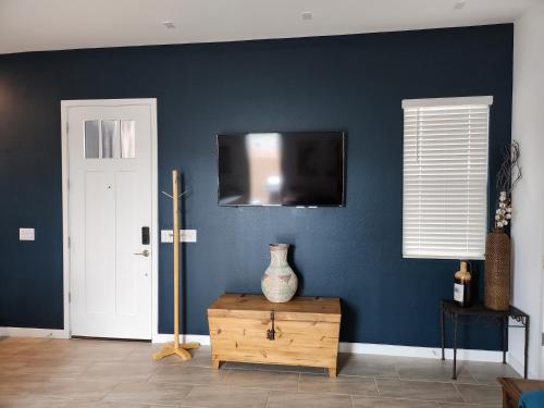 Una sala de estar con un televisor en una pared azul. en Scenic Southwest Hideaway, Perfect for Relaxation!, en Phoenix