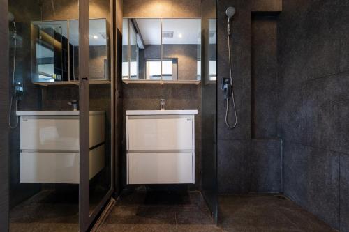 Ванная комната в Tropics Kamala Pool View Apartment CTG P507