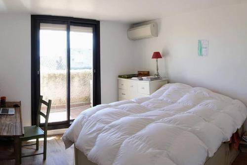 Katil atau katil-katil dalam bilik di Maison avec Piscine - centre village à 2 pas d'Aix-en-Provence