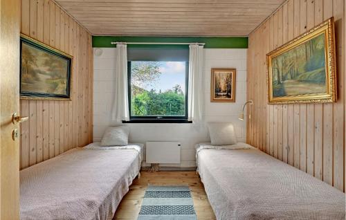 twee bedden in een kamer met een raam bij Lovely Home In Frvang With Wifi in Fårvang