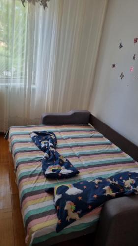 ein Bett mit einer Decke mit Kühen drauf in der Unterkunft Apartament Ema in Mangalia
