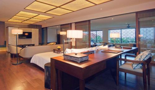 Postel nebo postele na pokoji v ubytování InterContinental Bali Sanur Resort by IHG