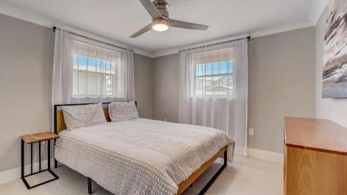 1 dormitorio con 1 cama y 2 ventanas en Bow-Tie Suite en Englewood