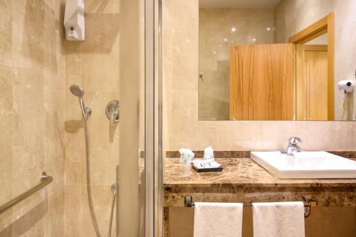 a bathroom with a sink and a shower at Hotel Restaurante El Valles 4 ESTRELLAS in Briviesca