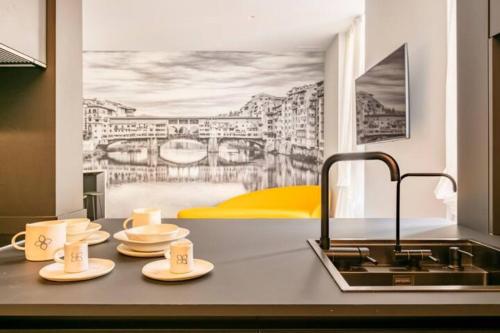 eine Küche mit Tassen und Untertassen und einer Spüle in der Unterkunft ECOZYHOUSE in Florenz