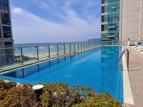 Bazén v ubytování Haeundae Seacloud Hotel Residence nebo v jeho okolí